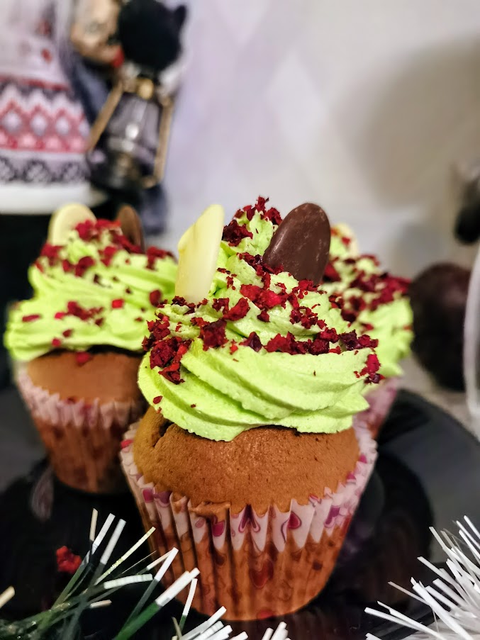 cupcakes fara zahăr decorate cu vișine liofilizate